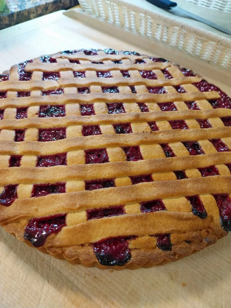 Sadna pita z mrežastim testom na leseni deski