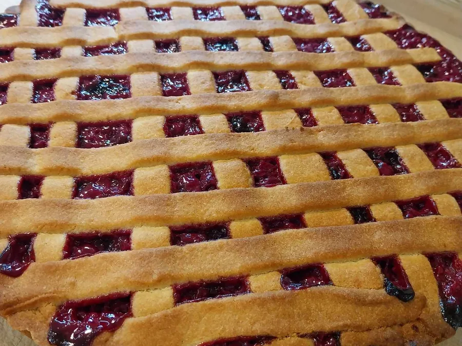 Sadna pita z mrežastim testom na leseni deski