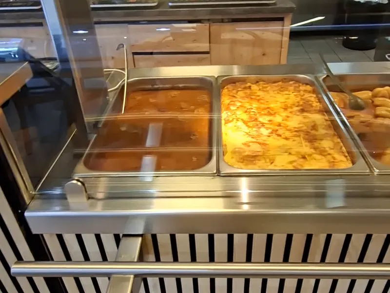 Pult z vitrino in tablo z jedmi, kjer naročite