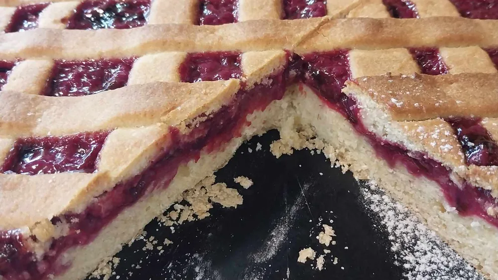 Sadna pita z gozdnimi sadeži in mrežastim testom